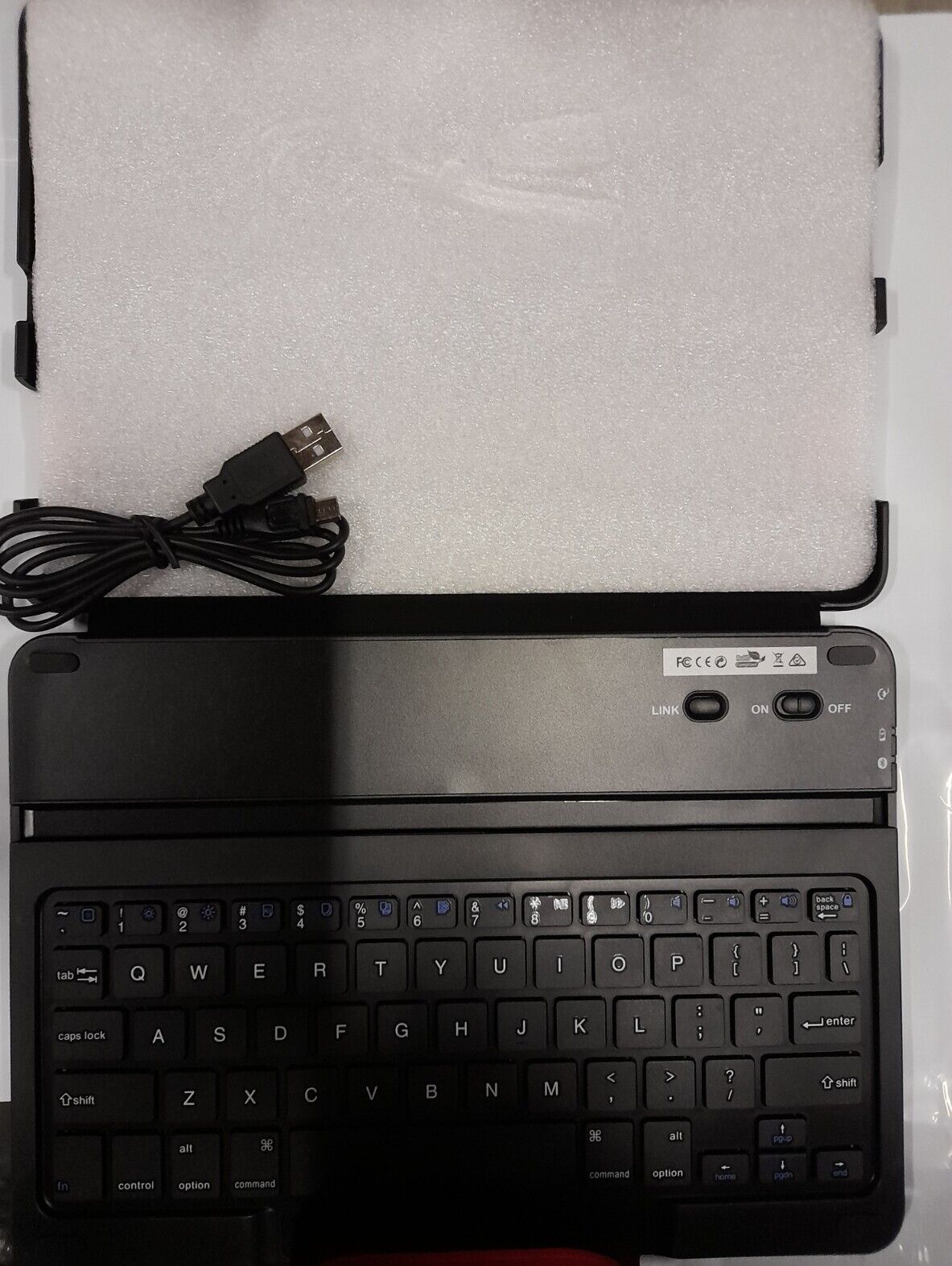 Zest Comgear 'Keys' Folio Style Cover with Keyboard for Ipad Air Red Brand New