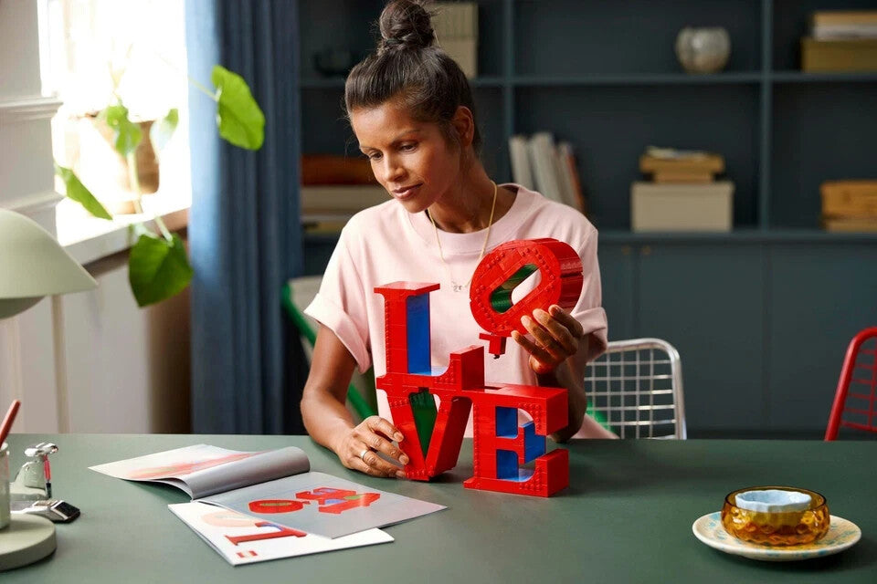 LEGO ART LOVE (31214) NEW Robert Indiana Sculpture "LOVE" Shinjuku Tokyo Japan