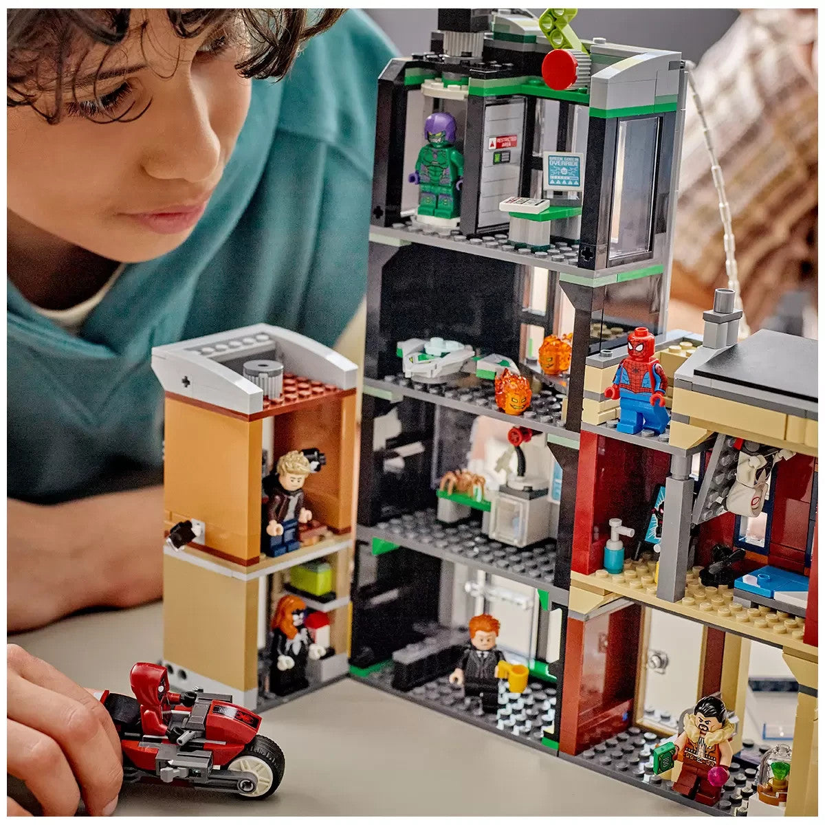 LEGO Marvel 76324: Spider-Man vs. Oscorp