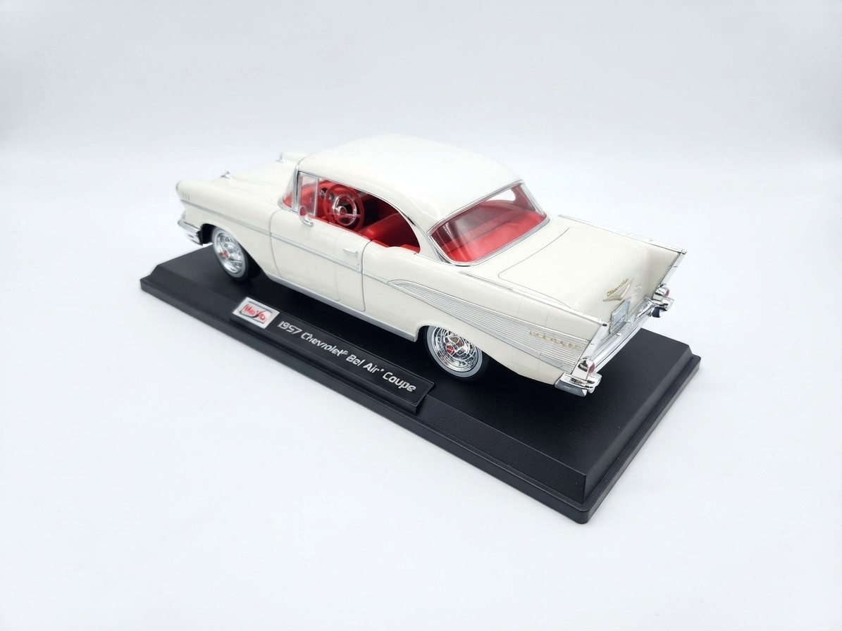 Maisto 1:18 Diecast Special Edition – 1957 Chevrolet Bel Air Coupe Cream White