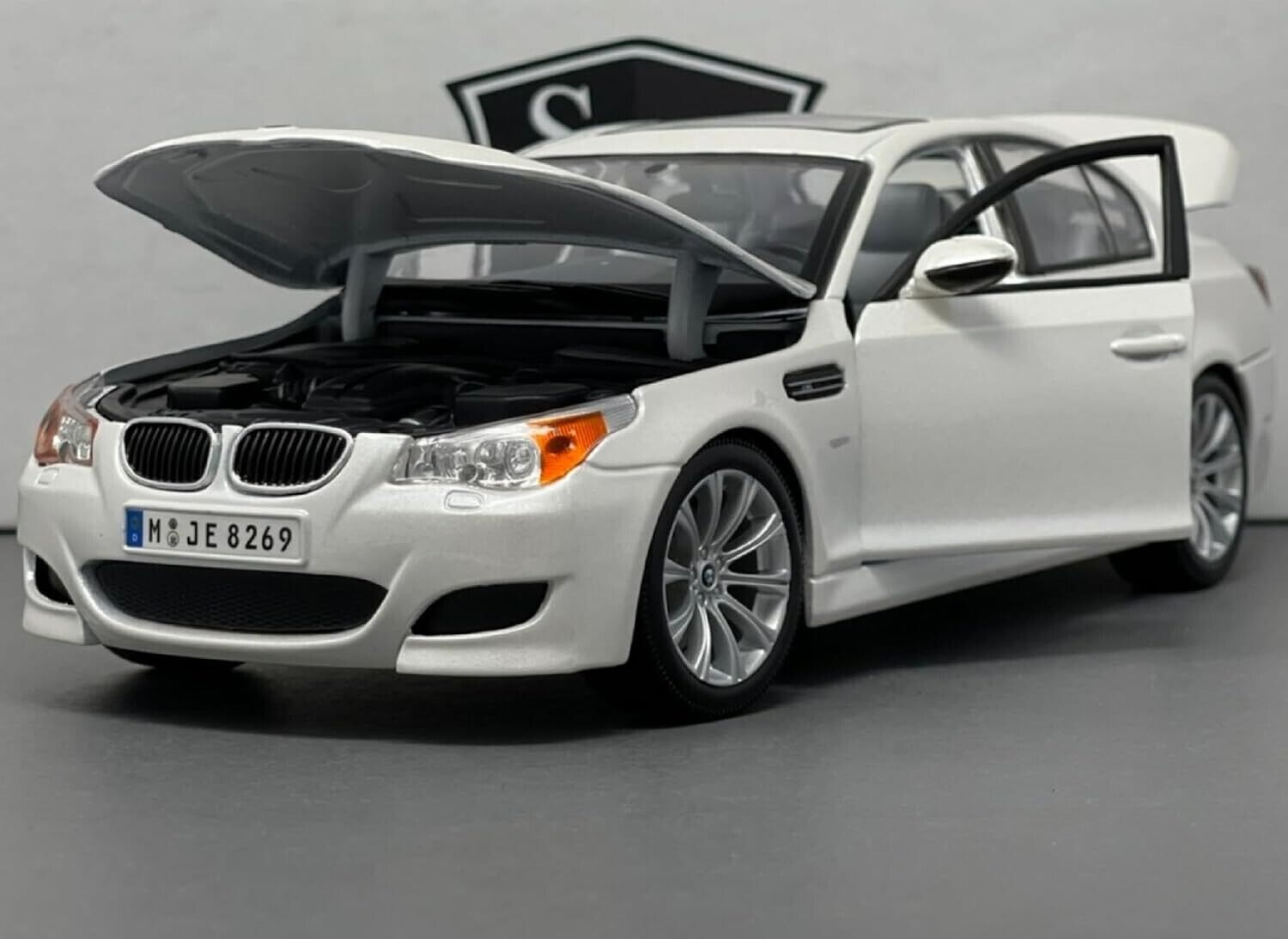 BMW M5 1:18 Scale Diecast Model Car by Maisto Brand New - White