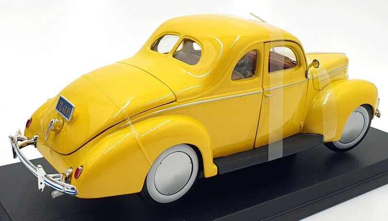Maisto Diecast Model 1:18 scale - 1939 Ford Deluxe Coupe Yellow