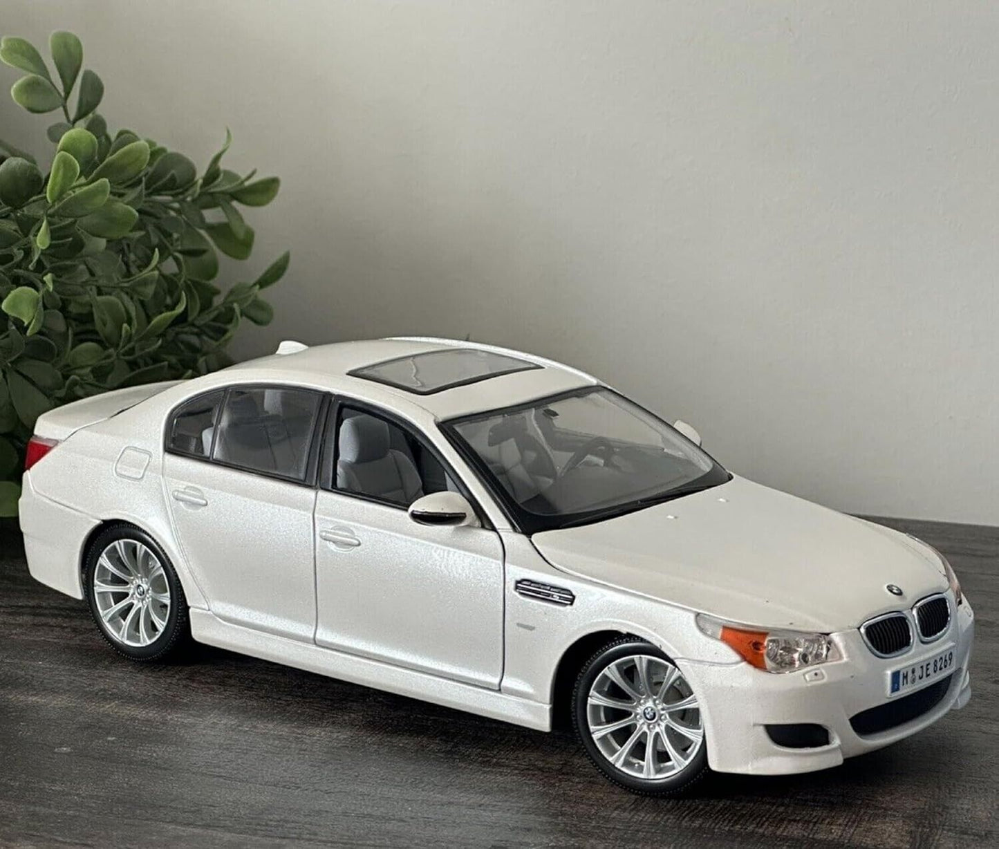 BMW M5 1:18 Scale Diecast Model Car by Maisto Brand New - White