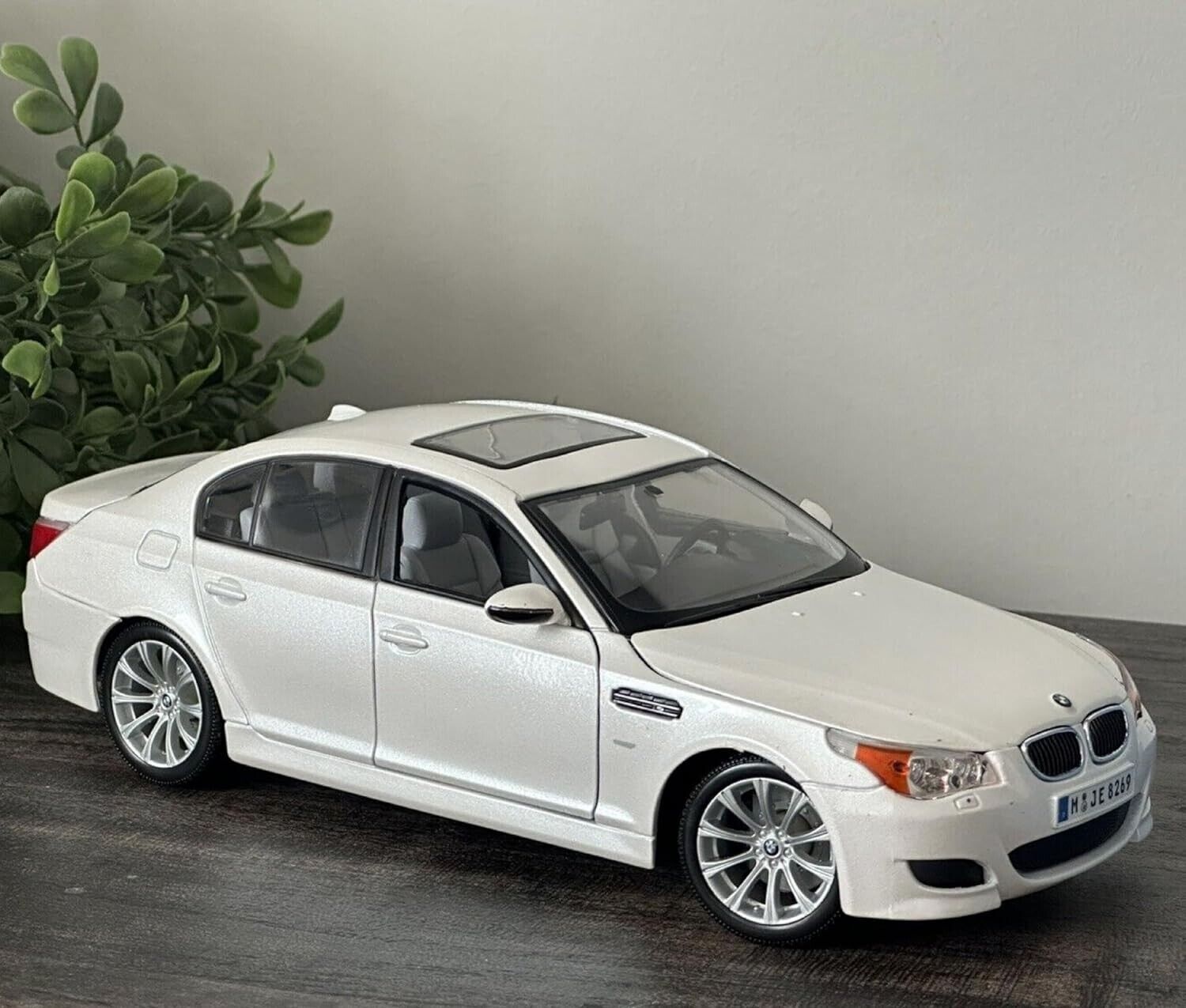 BMW M5 1:18 Scale Diecast Model Car by Maisto Brand New - White