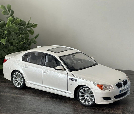 BMW M5 1:18 Scale Diecast Model Car by Maisto Brand New - White