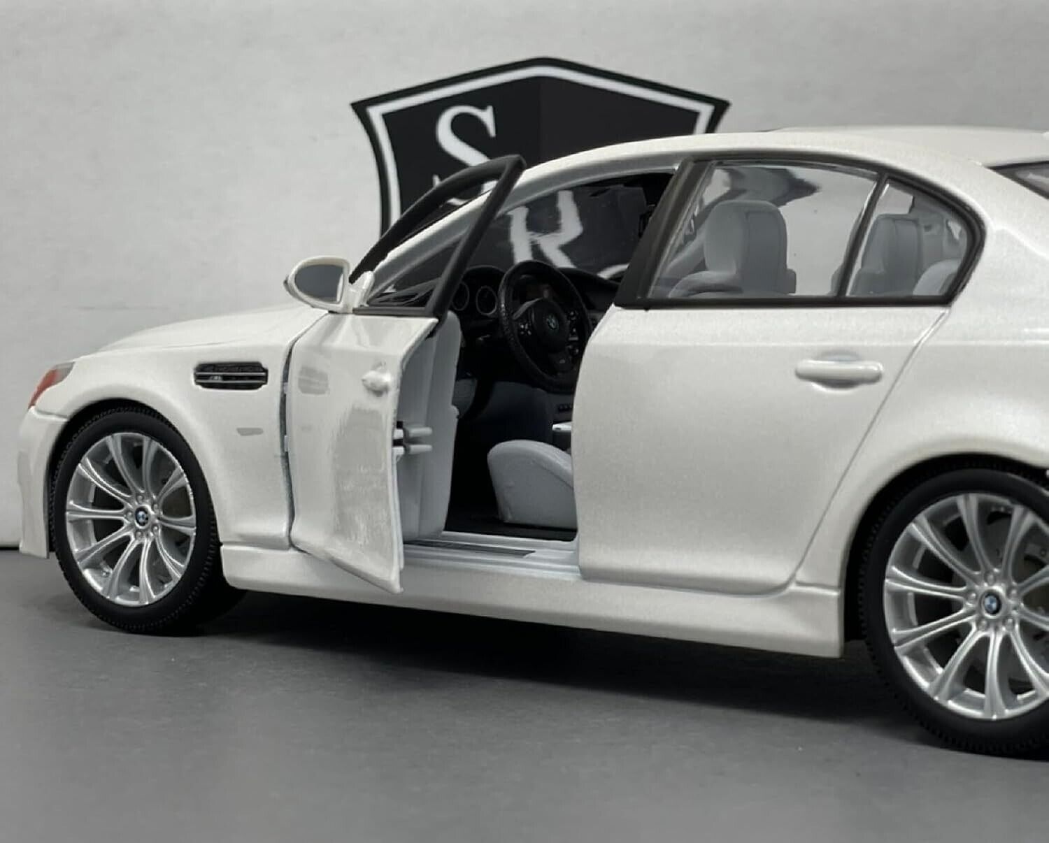 BMW M5 1:18 Scale Diecast Model Car by Maisto Brand New - White